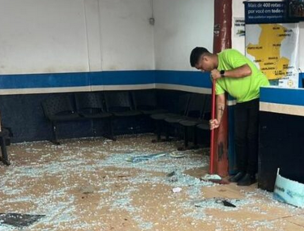 Carro Invade Rodoviária (foto Reprodução Redes Sociais) 3
