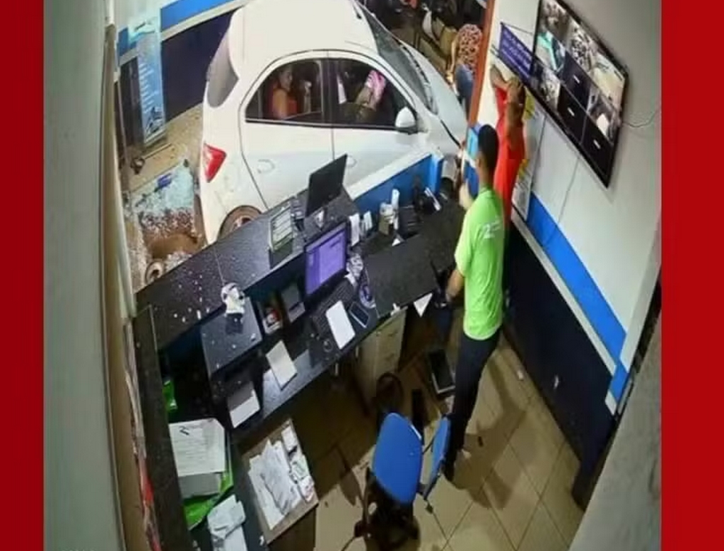 Carro Invade Rodoviária (foto Reprodução Redes Sociais) 4
