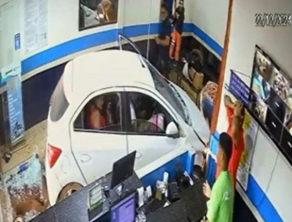 Carro Invade Rodoviária (foto Reprodução Redes Sociais)