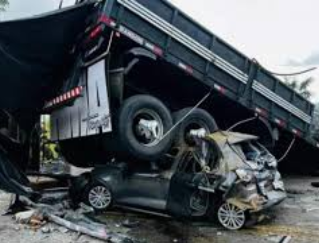 Acidente envolvendo carro, ônibus e caminhão deixa ao menos 26 mortos (Foto Reprodução Redes Sociais)