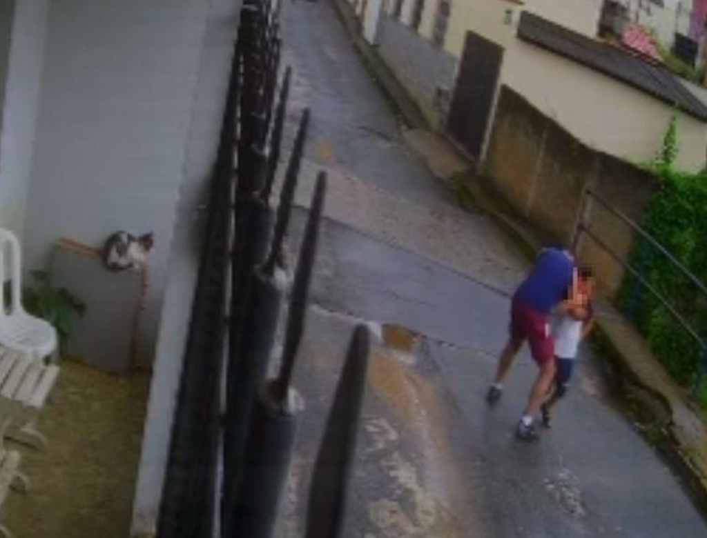 Pai é flagrado dando socos e chutes em filho autista (Foto Reprodução Redes Sociais)