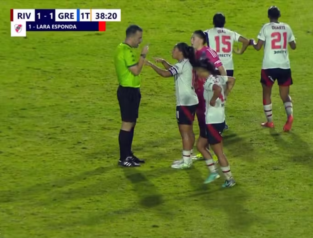 Jogadoras do Grêmio deixam o gramado após injúria racial de atleta do River Plate (Foto Reprodução Redes Sociais)