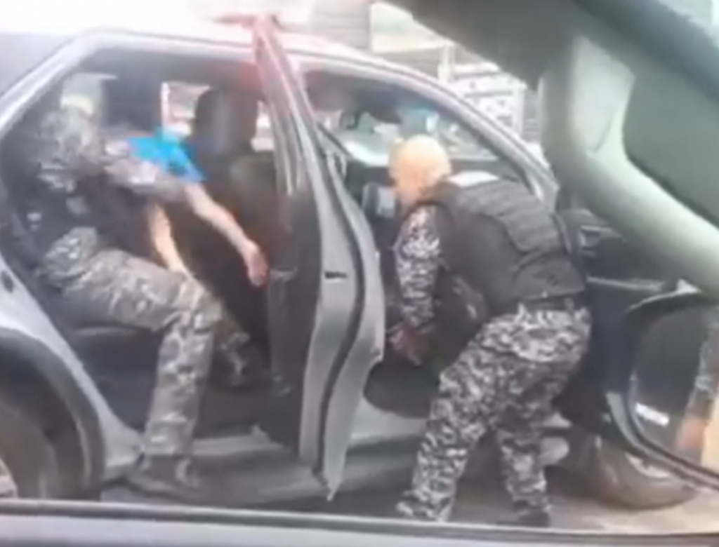 Policiais salvam criança engasgada com pipoca (Foto Reprodução Redes Sociais)