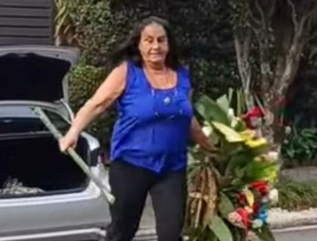 Mulher leva coroa de flores para casa de Lula (Foto Reprodução Redes Sociais)