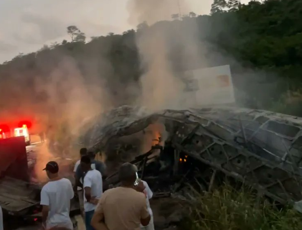 Acidente envolvendo carro, ônibus e caminhão deixa ao menos 26 mortos (Foto Reprodução Redes Sociais)