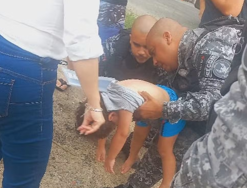 Policiais salvam criança engasgada com pipoca (Foto Reprodução Redes Sociais)