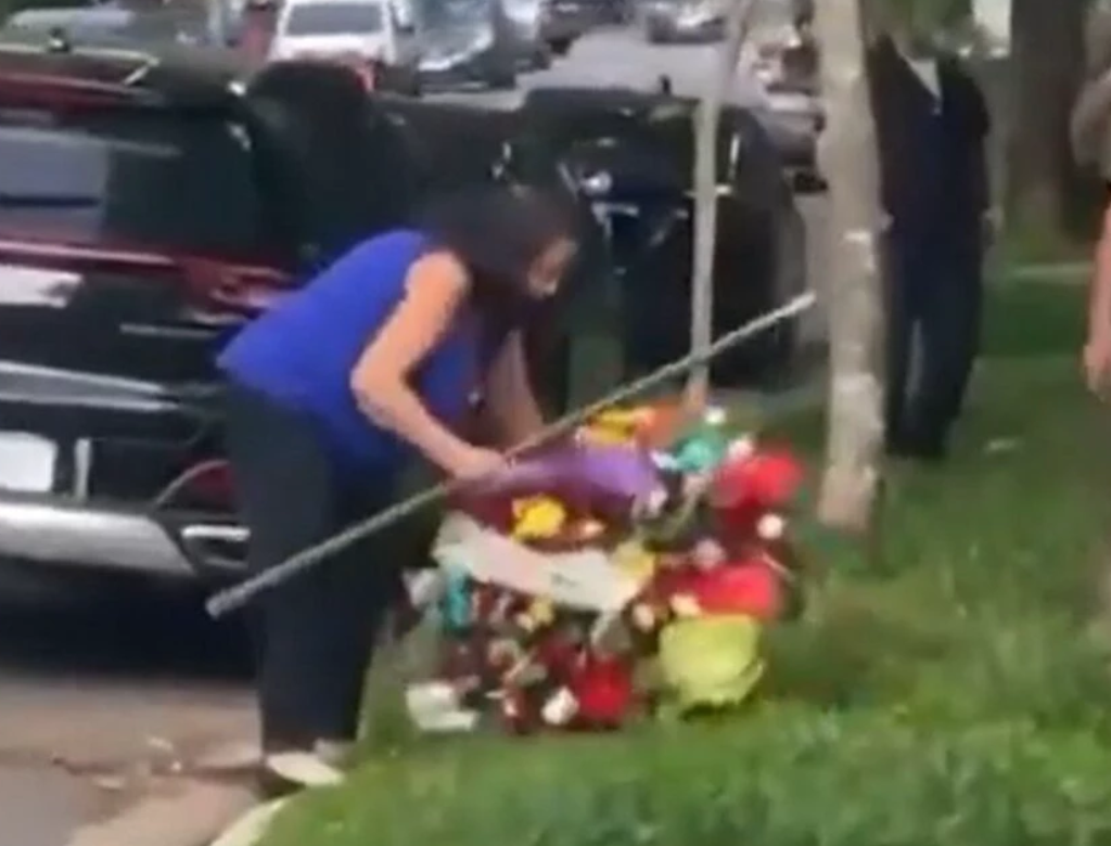 Mulher leva coroa de flores para casa de Lula (Foto Reprodução Redes Sociais)