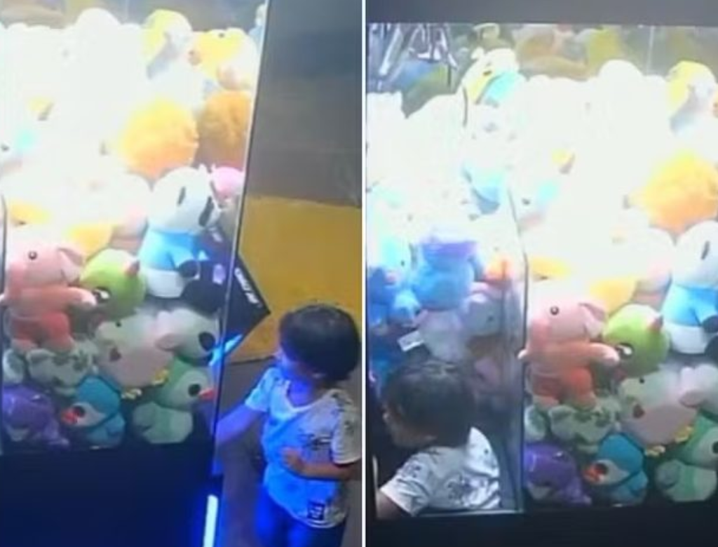 Menino fica preso em máquina de pelúcia (Foto Reprodução Redes Sociais)