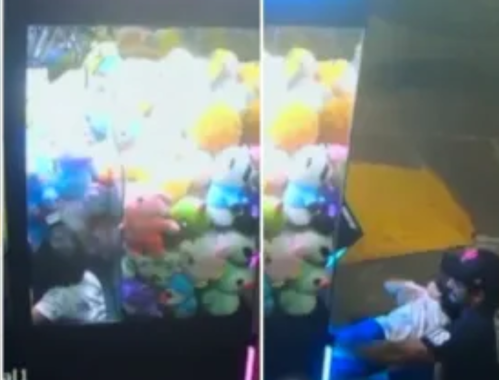 Menino fica preso em máquina de pelúcia (Foto Reprodução Redes Sociais)