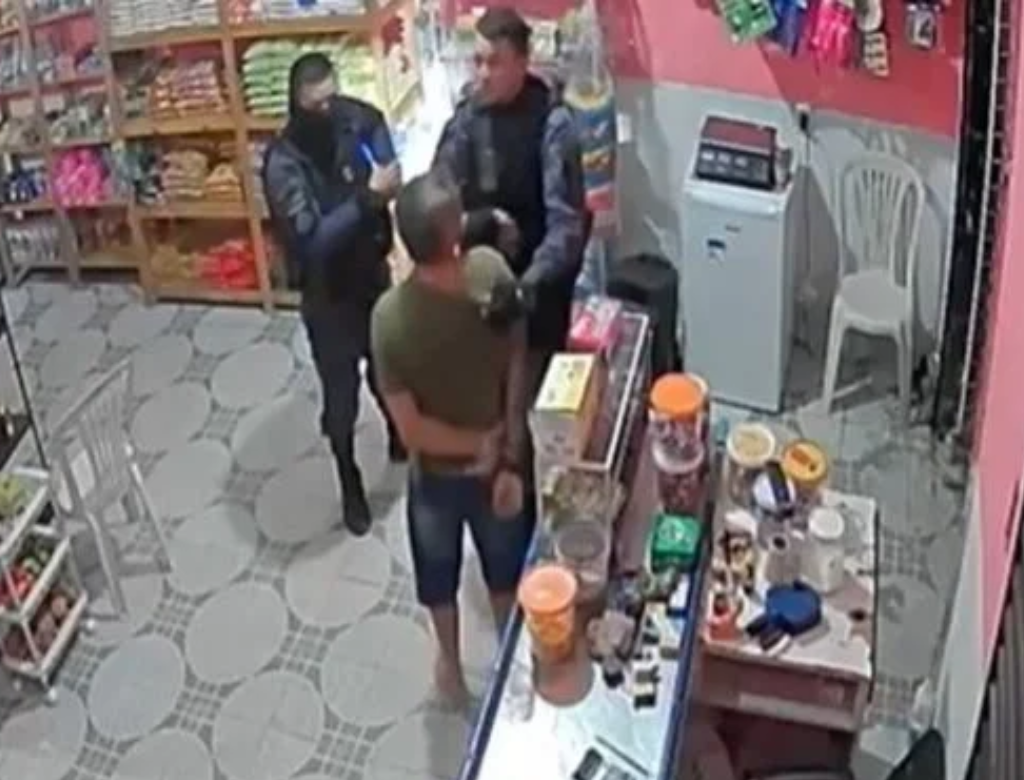 Policiais são flagrados agredindo homem algemado (Foto Reprodução Redes Sociais)