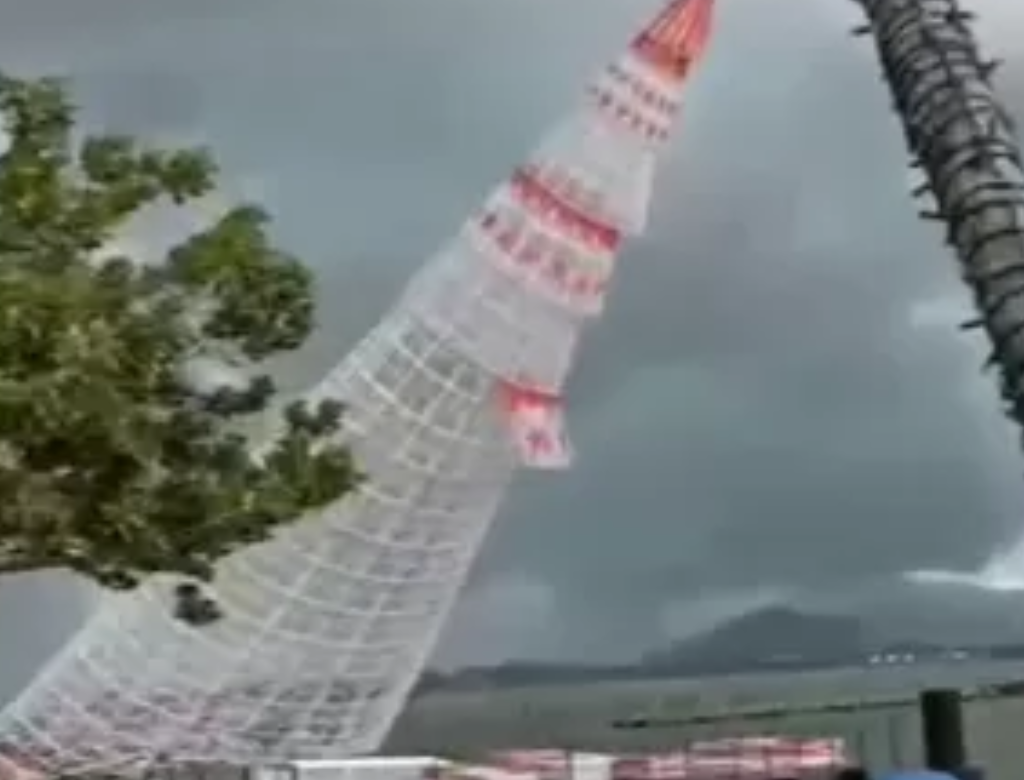 Árvore de Natal flutuante (Foto Reprodução Redes Sociais)