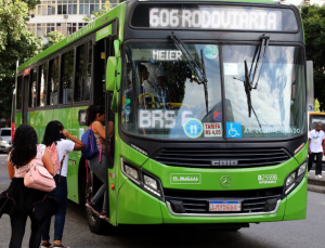 Homem Tenta Entrar No ônibus Com Objeto Inusitado (foto Reprodução Redes Sociais)