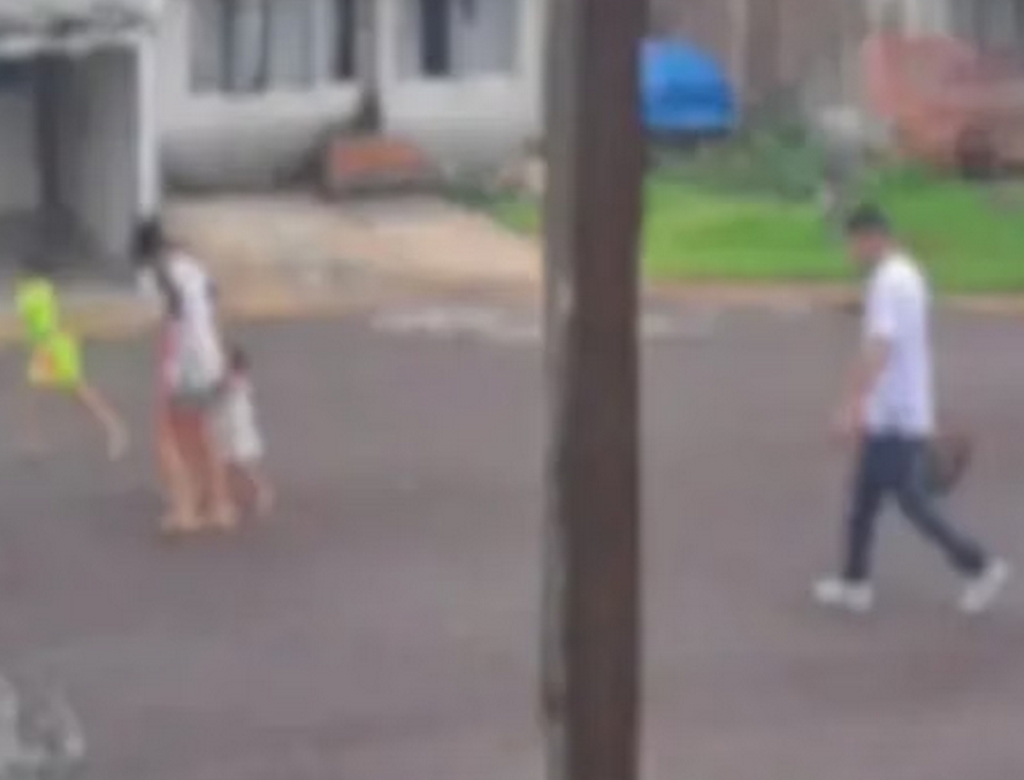 Jovem Joga Roda De Carro Em Crianças (foto Reprodução Redes Sociais) 1
