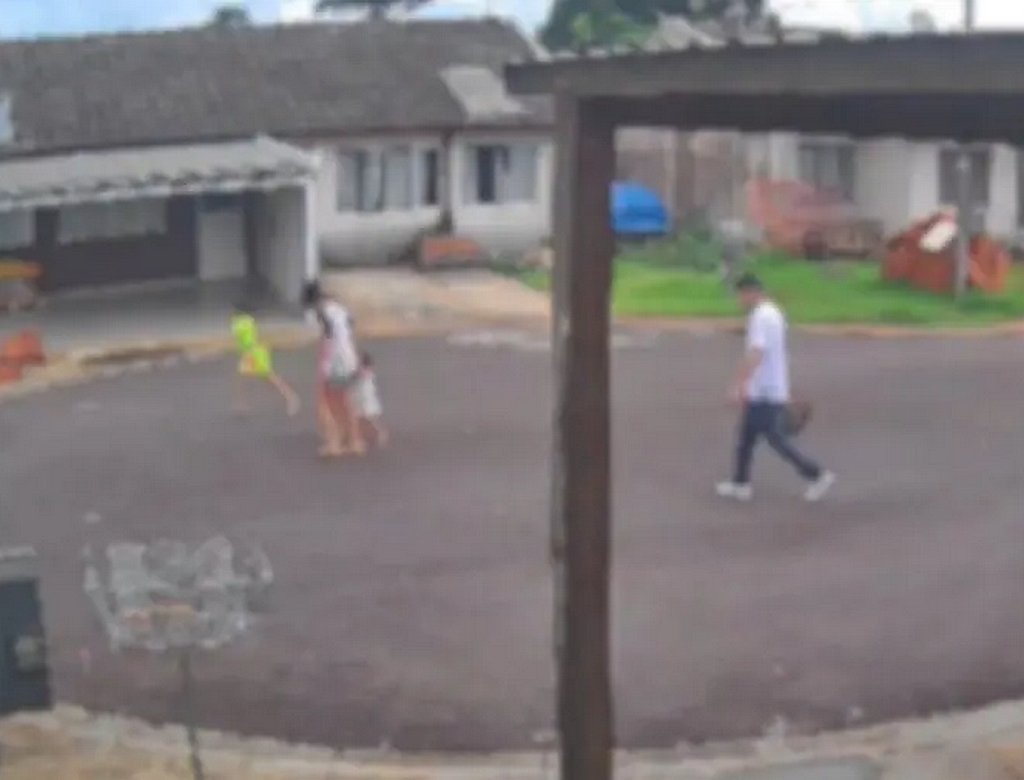Jovem Joga Roda De Carro Em Crianças (foto Reprodução Redes Sociais)