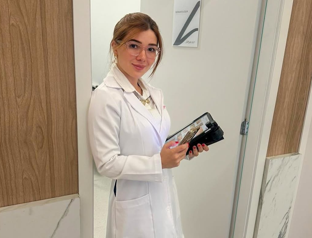 Mulher Que Esteve Pendurada Em Carro (foto Reprodução Redes Sociais) 4
