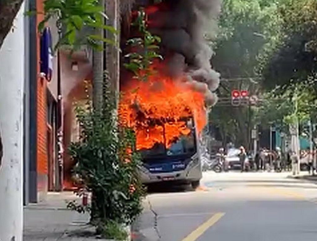 Ônibus Em Chamas (foto Reprodução Redes Sociais) '