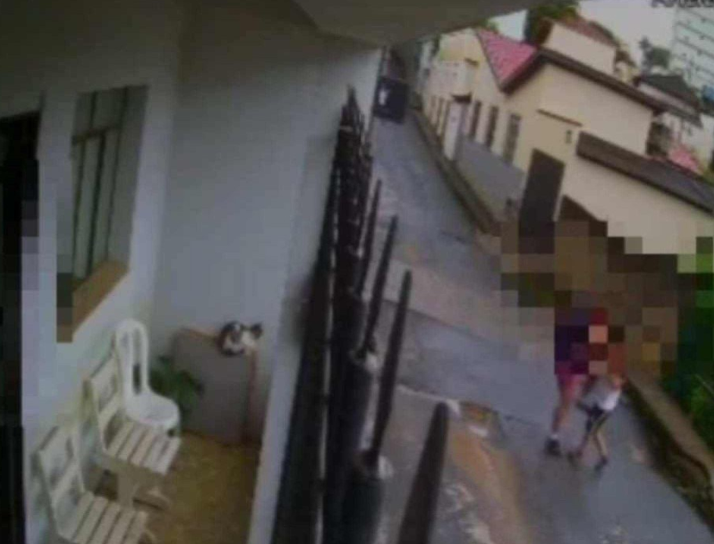 Pai é Flagrado Dando Socos E Chutes Em Filho Autista (foto Reprodução Redes Sociais)