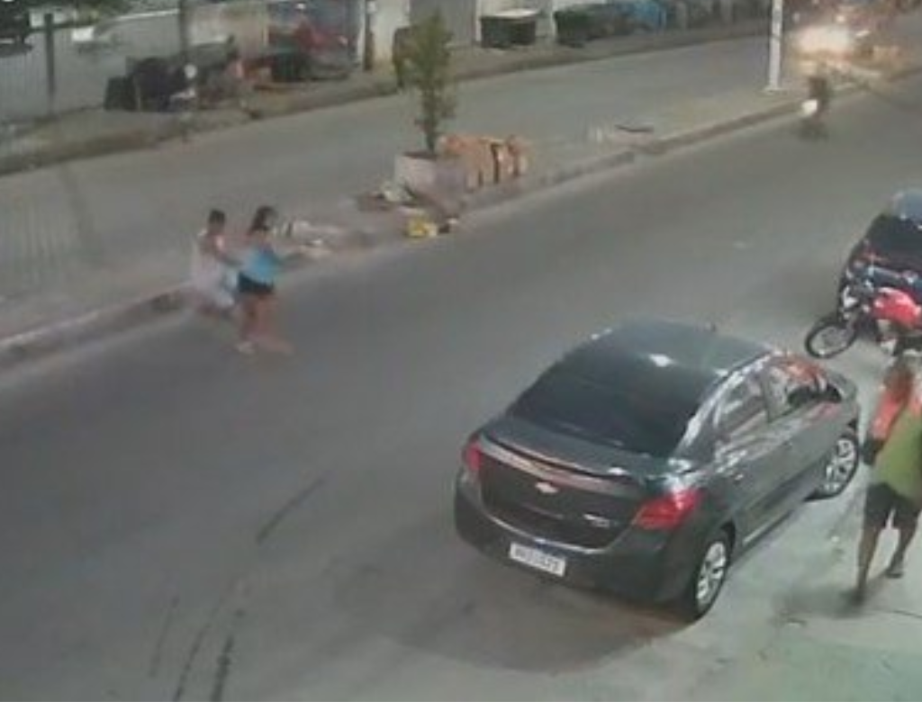 Confira Momento Em Que Moto 'dando Grau' Atinge Duas Pessoas Na Bahia (foto Reprodução Redes Sociais)