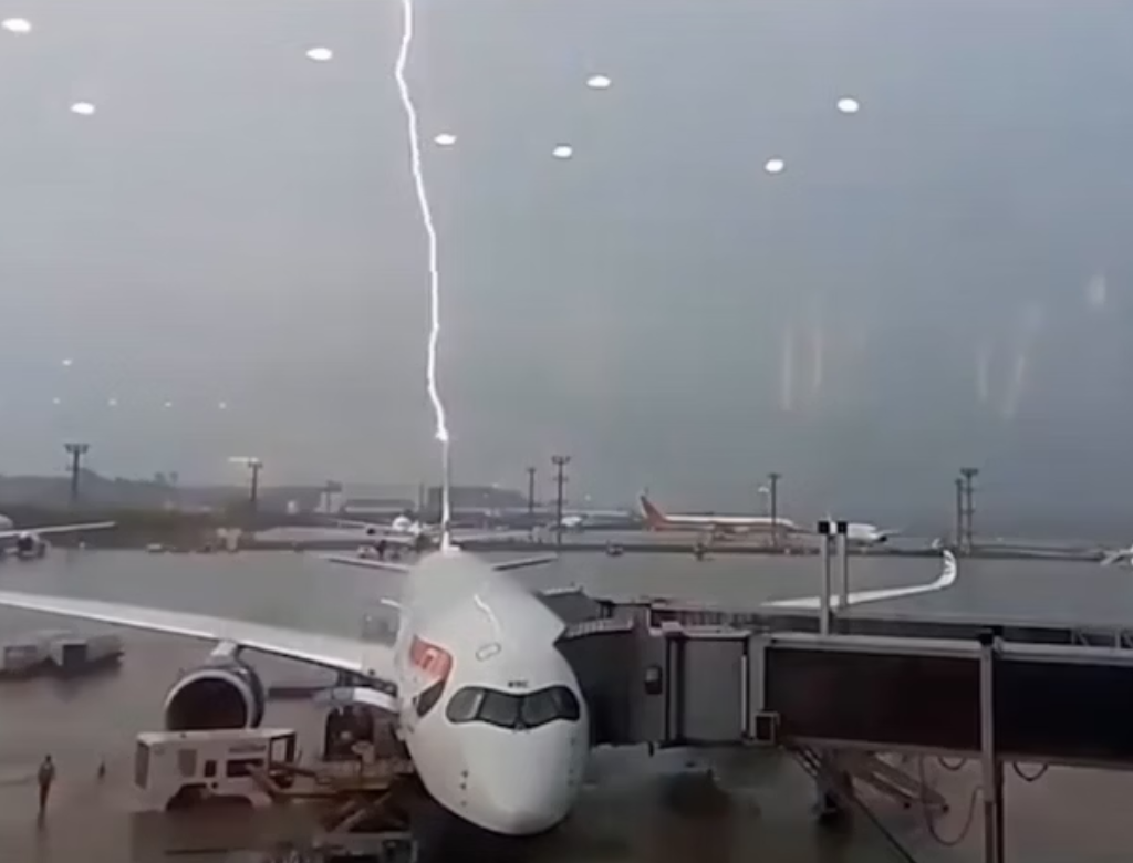 Raio atinge avião durante temporal (Foto Reprodução Redes Sociais)