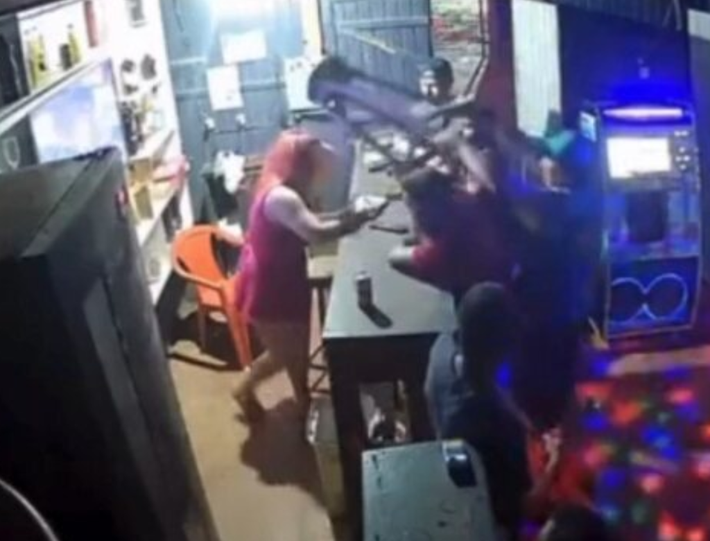 Homem Agride Atendente De Boate Com Cadeira (foto Reprodução Redes Sociais)