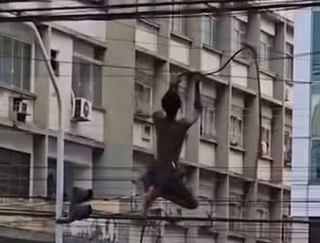 Homem Pendurado (foto Reprodução Redes Sociais) 1