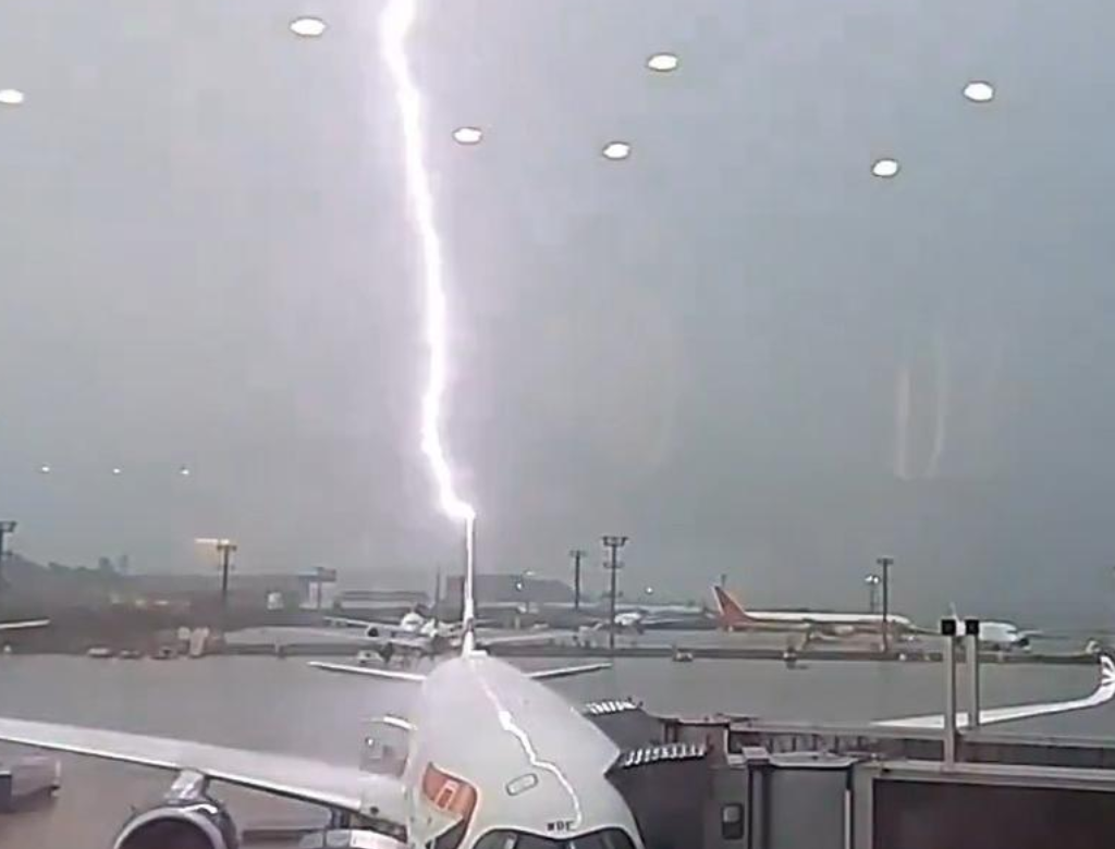 Raio Atinge Avião Durante Temporal (foto Reprodução Redes Sociais)
