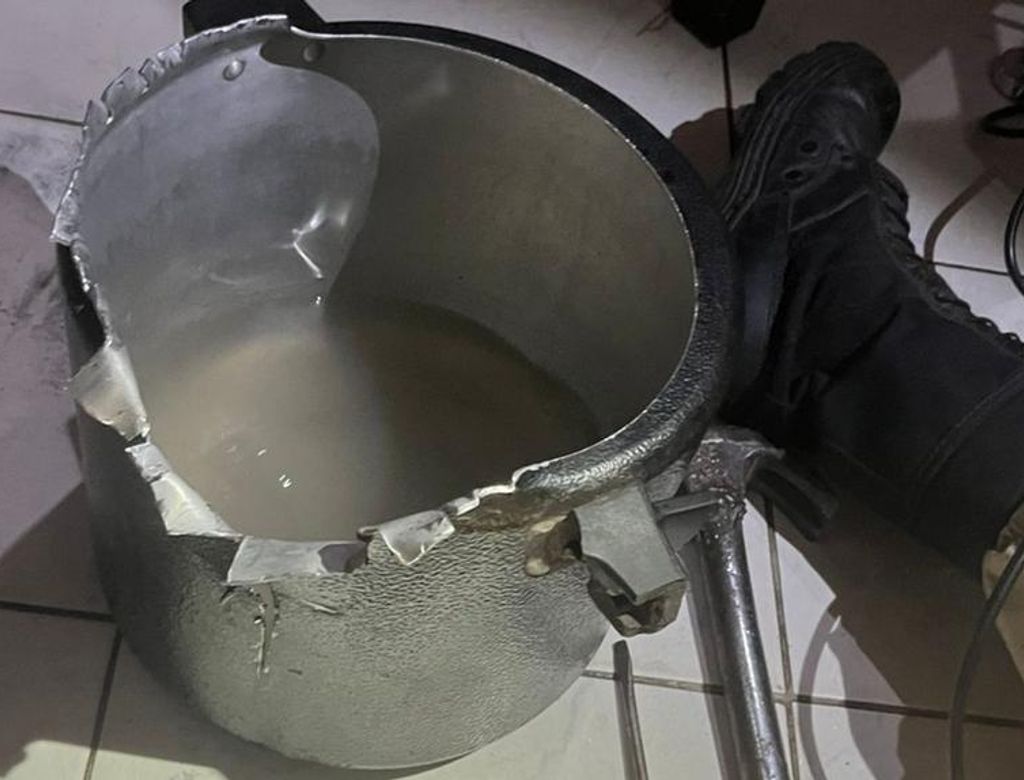 Crianýa Presa Em Panela De Pressýo