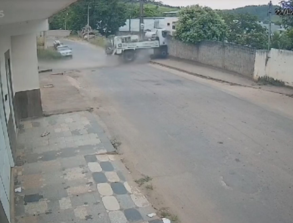 Caminhão Desgovernado Destrói Mudo E Cai Em Ribanceira (foto Reprodução Redes Sociais)