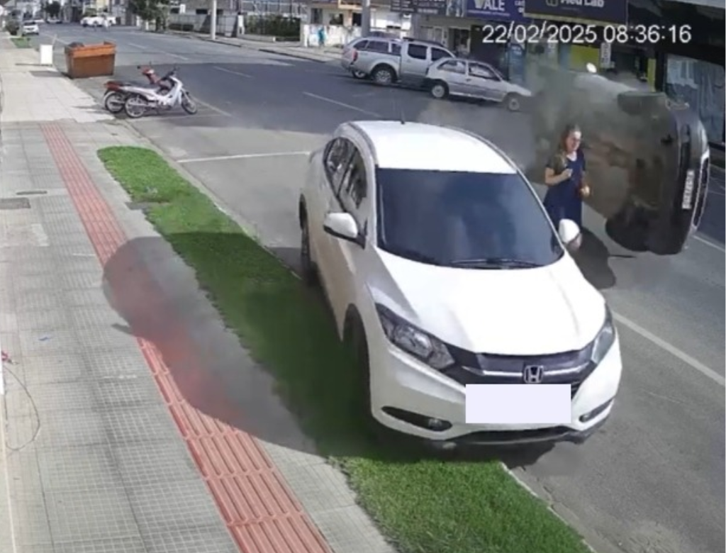 Carro Capota E Mulher Escapa Por Centímetros De Atropelamento (foto Reprodução Redes Sociais)