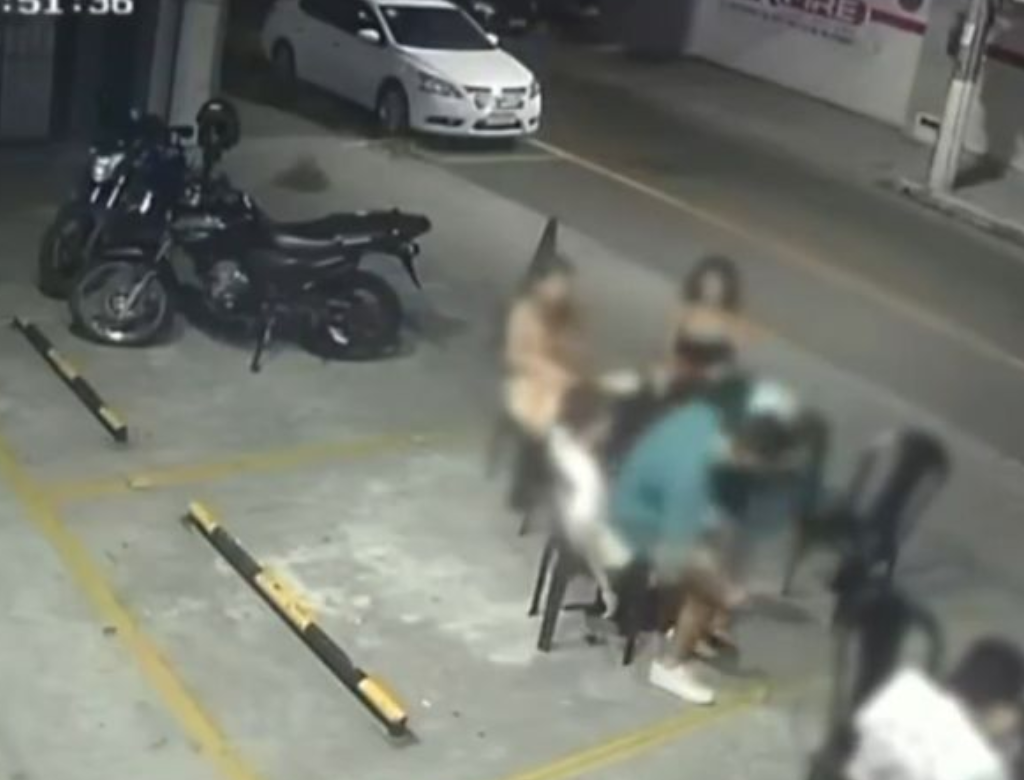 Homem joga criança na lixeira após desentendimento (Foto Reprodução Redes Sociais)