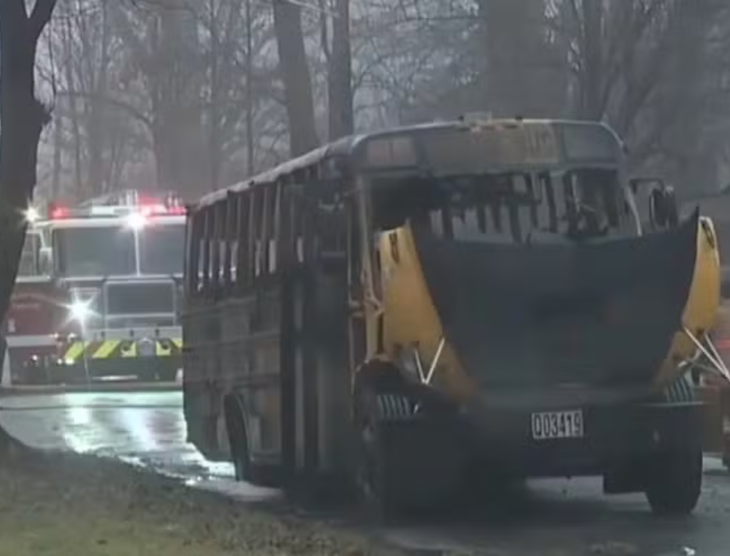 Motorista salva 15 crianças de incêndio em ônibus escolar (Foto Reprodução Redes Sociais)