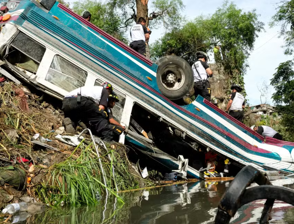 Ônibus cai de ponte e deixa mais de 50 mortos (Foto Reprodução Redes Sociais)