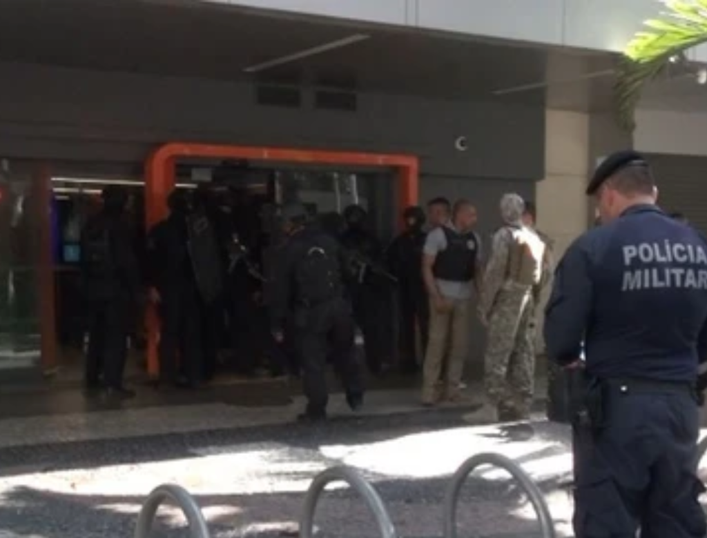Mulher é feita refém durante sequestro em agência bancária (Foto Reprodução Redes Sociais)