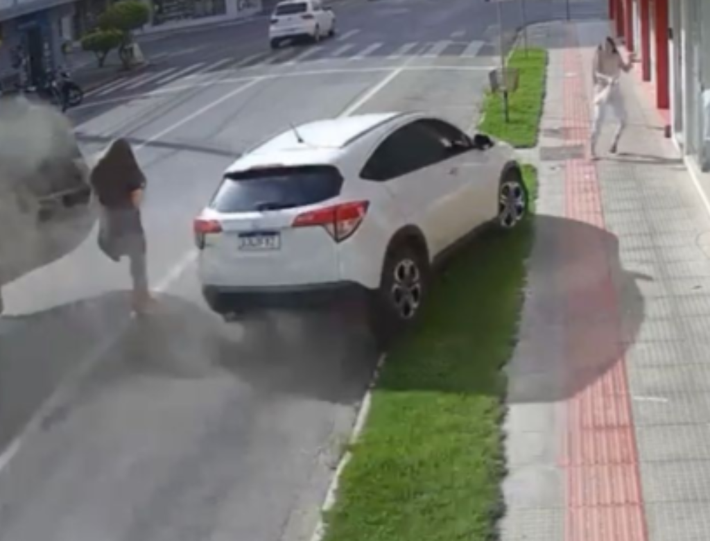 Carro capota e mulher escapa por centímetros de atropelamento (Foto Reprodução Redes Sociais)