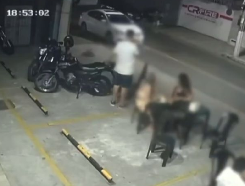 Homem joga criança na lixeira após desentendimento (Foto Reprodução Redes Sociais)