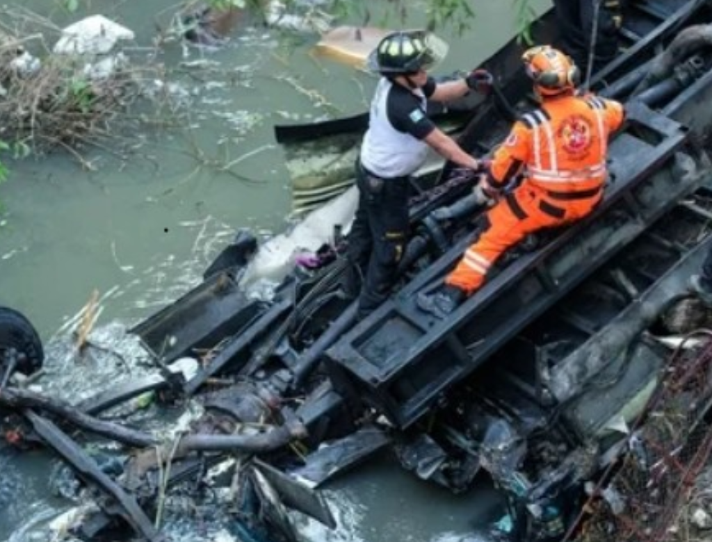 Ônibus Cai De Ponte E Deixa Mais De 50 Mortos (foto Reprodução Redes Sociais)
