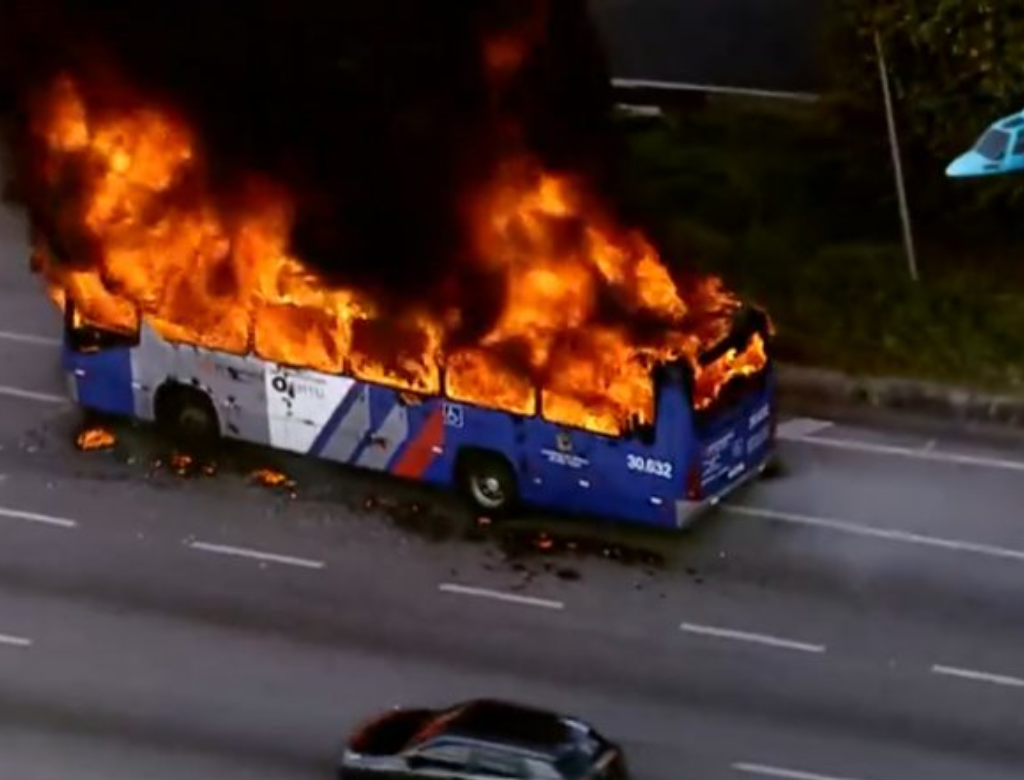 Ônibus Pega Fogo Em Rodovia Movimentada De Sp (foto Reprodução Redes Sociais)