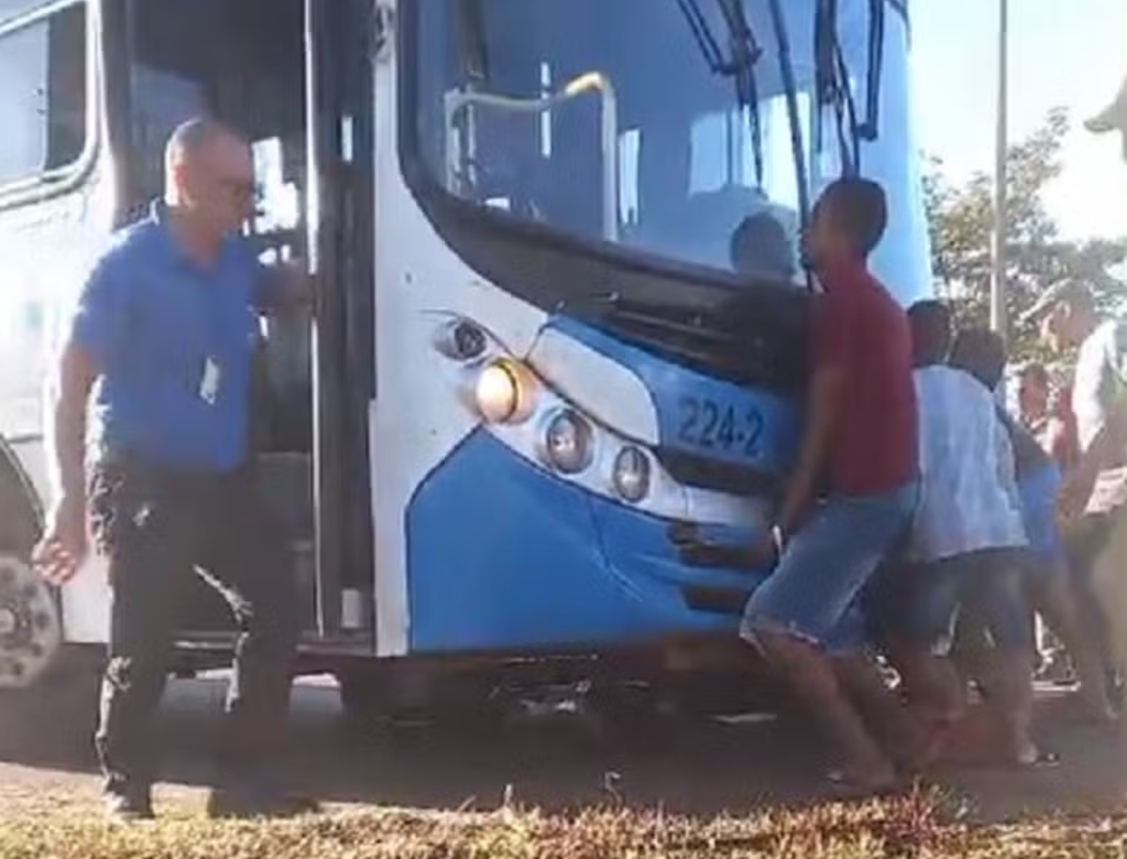 População Levanta ônibus Para Tirar Motociclista Que Ficou Preso (foto Reprodução Redes Sociais)