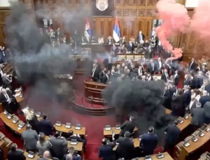 Confronto no Parlamento da Sérvia resulta em caos