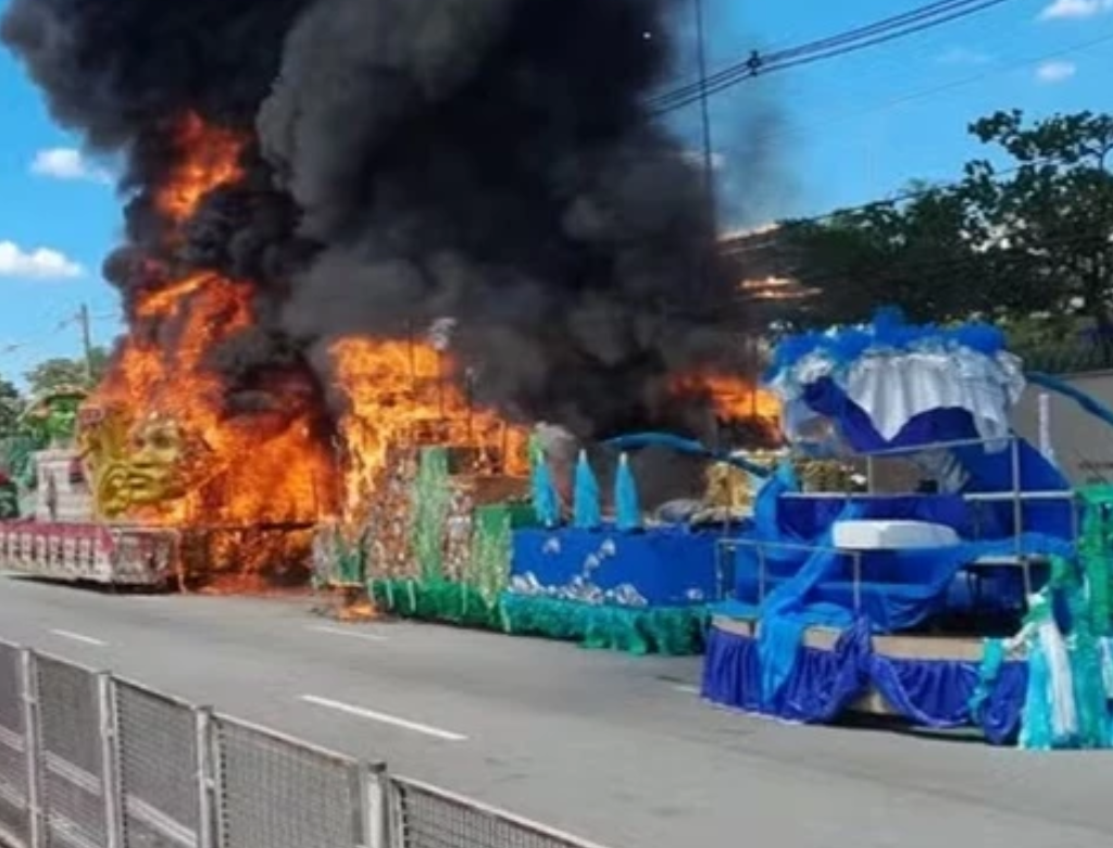 Incêndio atinge carros alegóricos em São Paulo (Foto Reprodução Redes Sociais)
