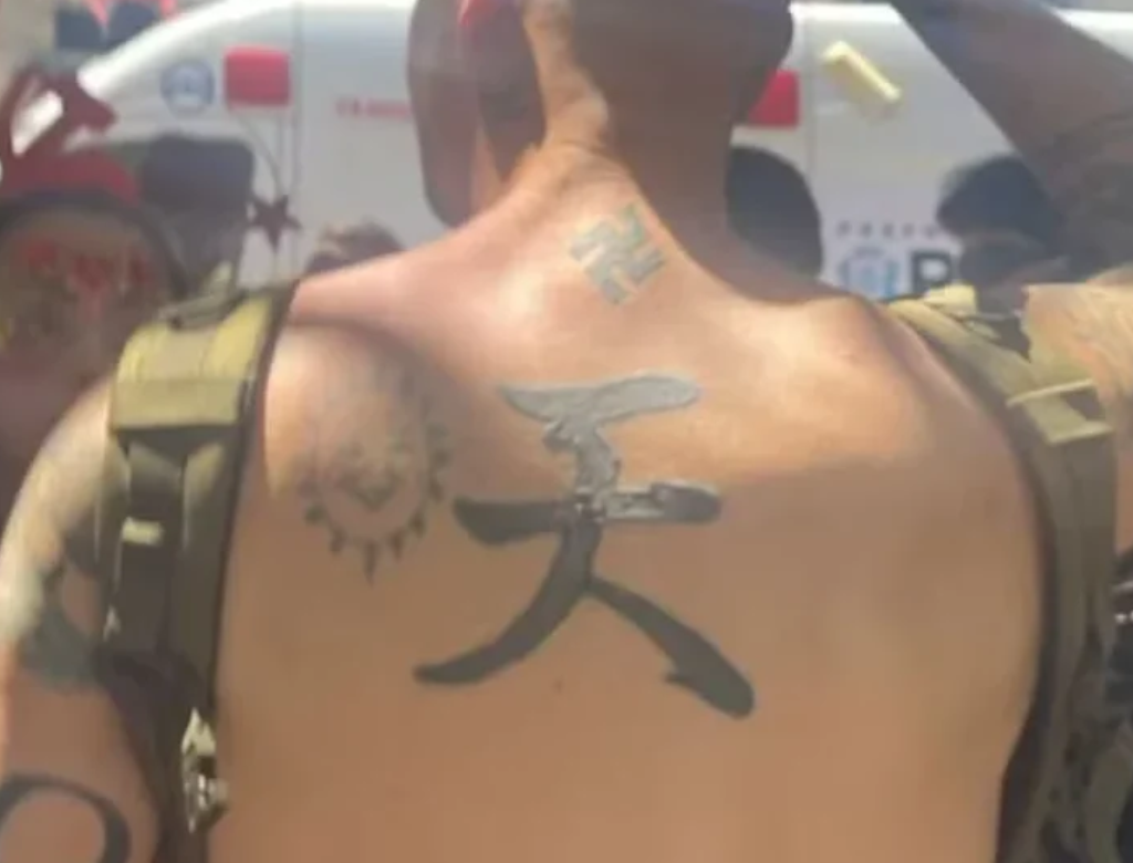 Estrangeiro com tatuagem de suástica é agredido (Foto Reprodução Redes Sociais)