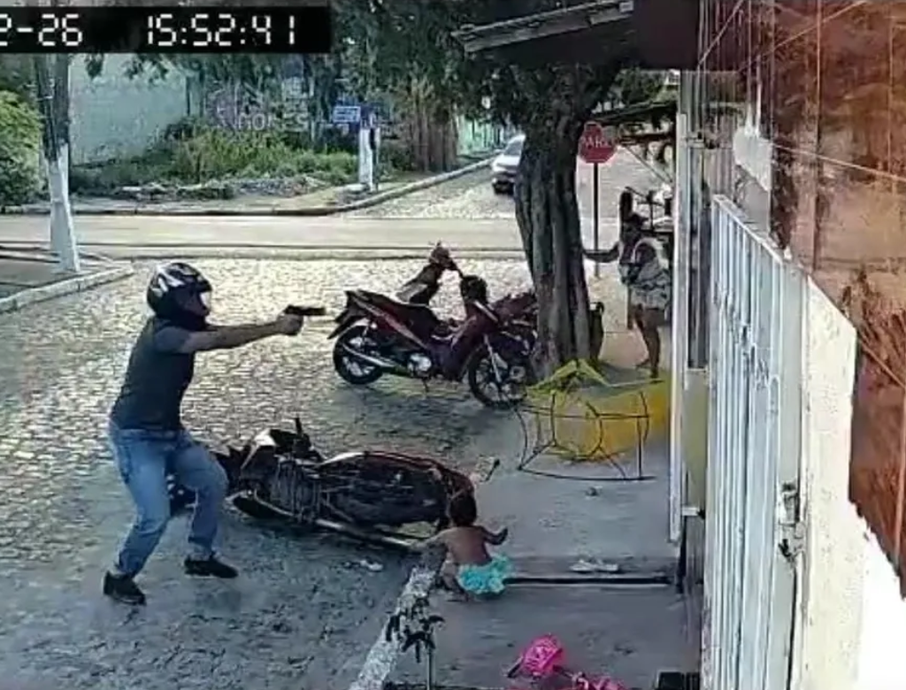 Bebê de um ano sobrevive após ficar no meio de tiroteio (Foto Reprodução Redes Sociais)