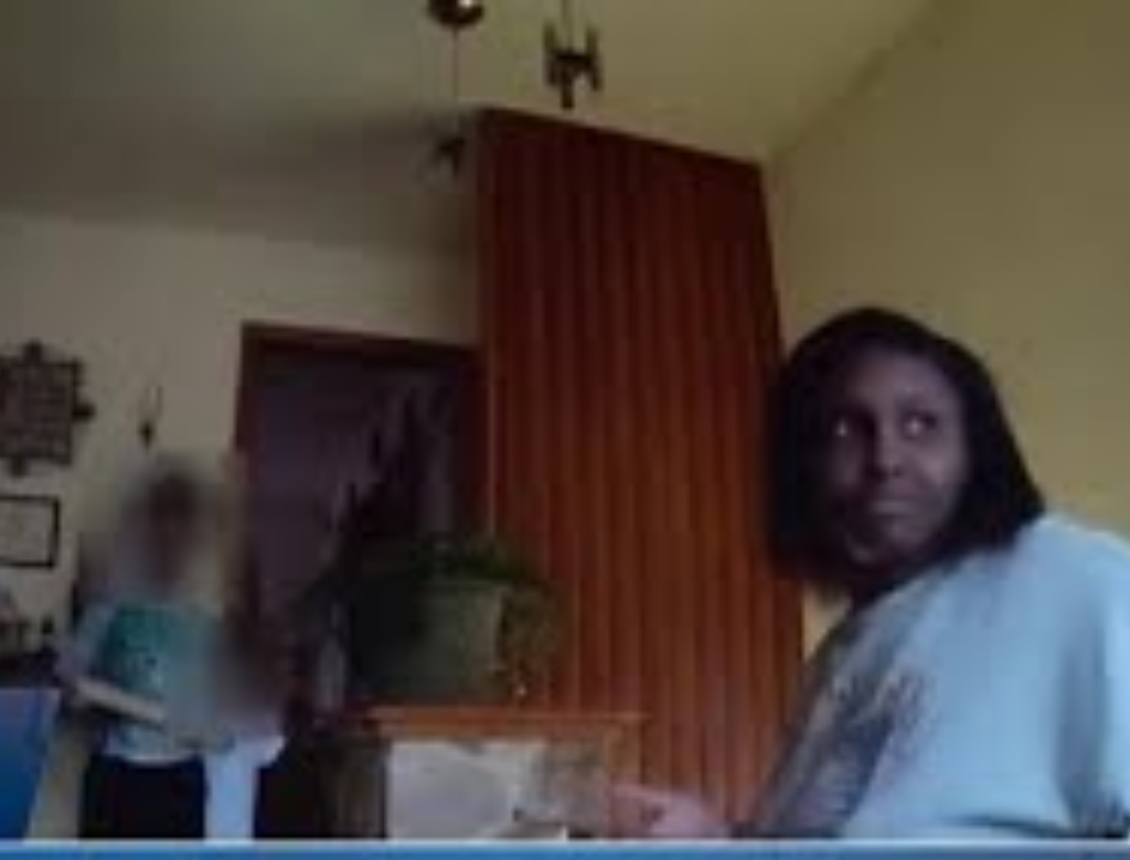 Criança liga para polícia e pede que mãe seja presa por motivo inusitado (Foto Reprodução Redes Sociais)