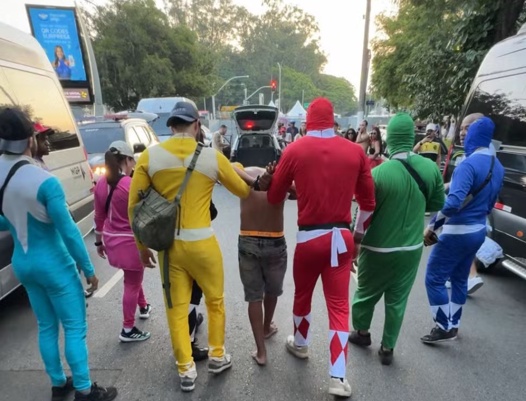 Policiais realizam abordagem fantasiados de Power Rangers (Foto Reprodução Redes Sociais)