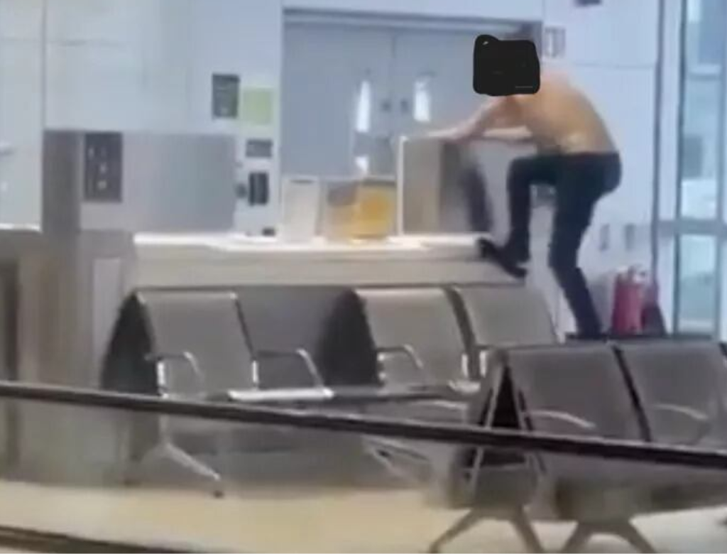 Passageiro sem camisa destrói aeroporto após perder voo (Foto Reprodução Redes Sociais)
