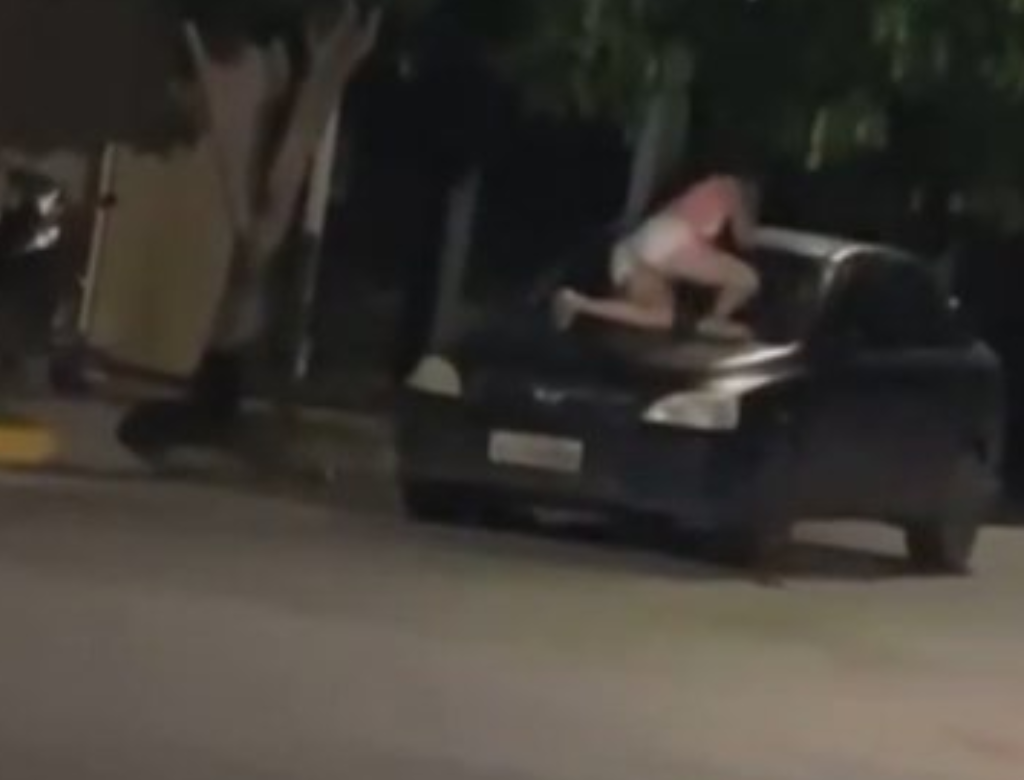 Mulher se agarra a capô de carro em movimento para impedir fuga do marido (Foto Reprodução Redes Sociais)