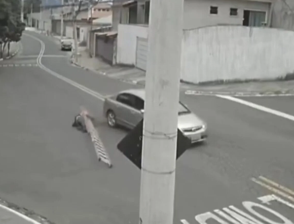 Motorista bate em escada e derruba técnico de redes (Foto Reprodução Redes Sociais)