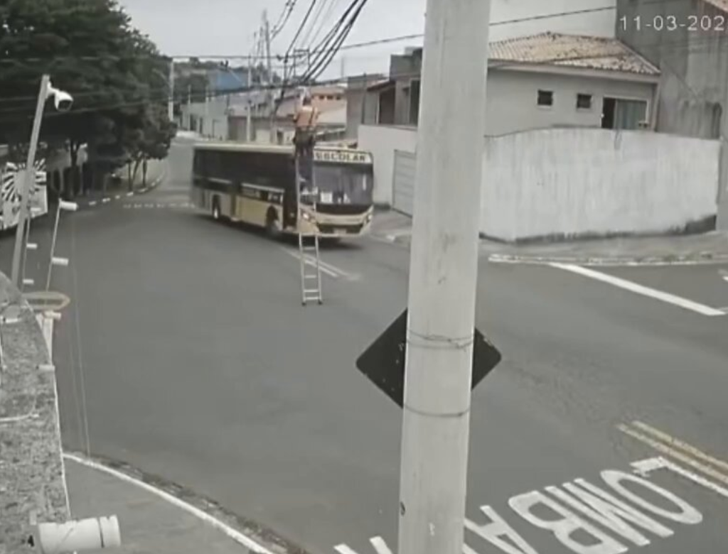 Motorista bate em escada e derruba técnico de redes (Foto Reprodução Redes Sociais)