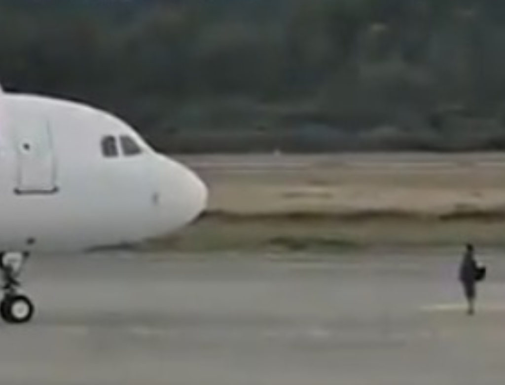 Homem Tenta Impedir Decolagem De Avião Após Perder Voo (foto Reprodução Redes Sociais)