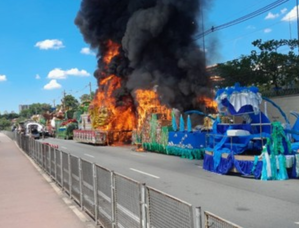 Incêndio Atinge Carros Alegóricos Em São Paulo (foto Reprodução Redes Sociais)